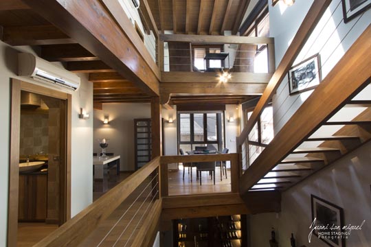 Escaleras de madera en casa de Elciego