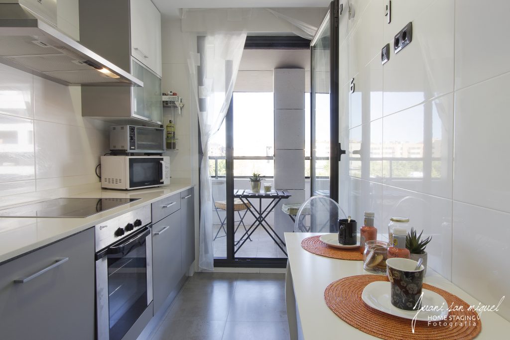 Cocina con terraza de Apartamento en venta en zona La Guindalera, Logroño