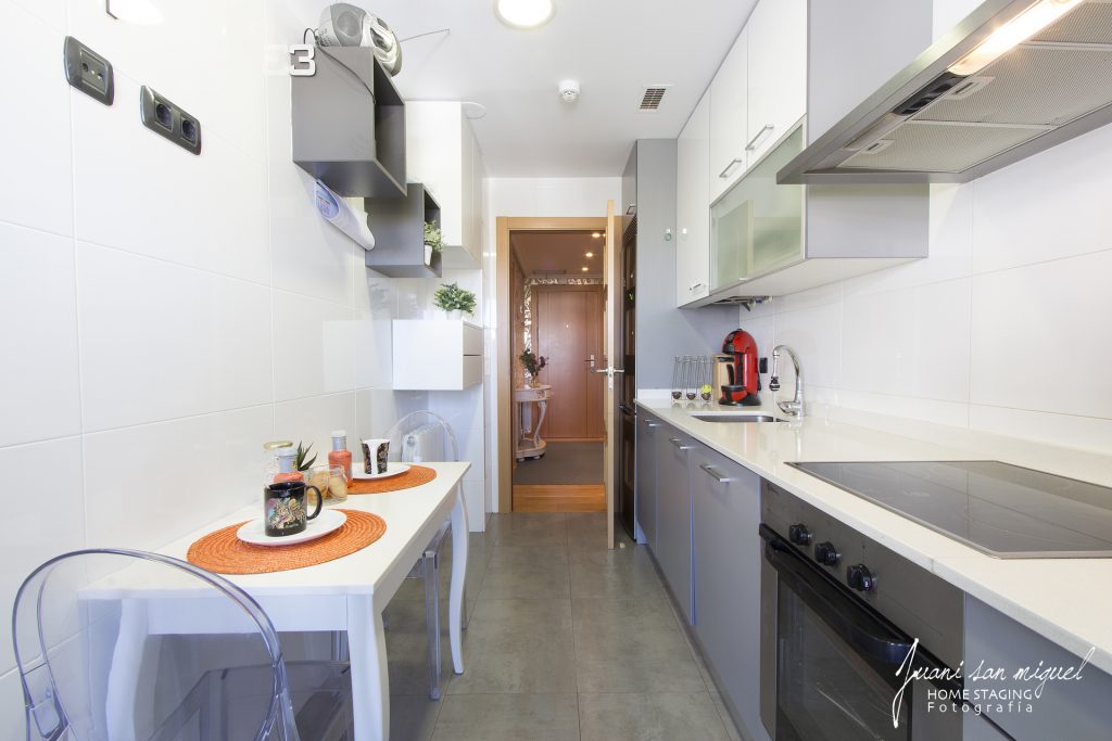 Cocina equipada de Apartamento en venta en zona La Guindalera, Logroño