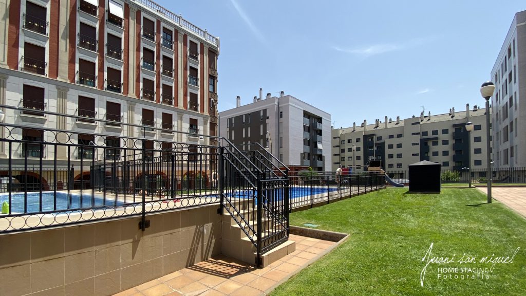 Zonas comunes con piscina de Piso en Venta en Zona Portillejo, Logroño