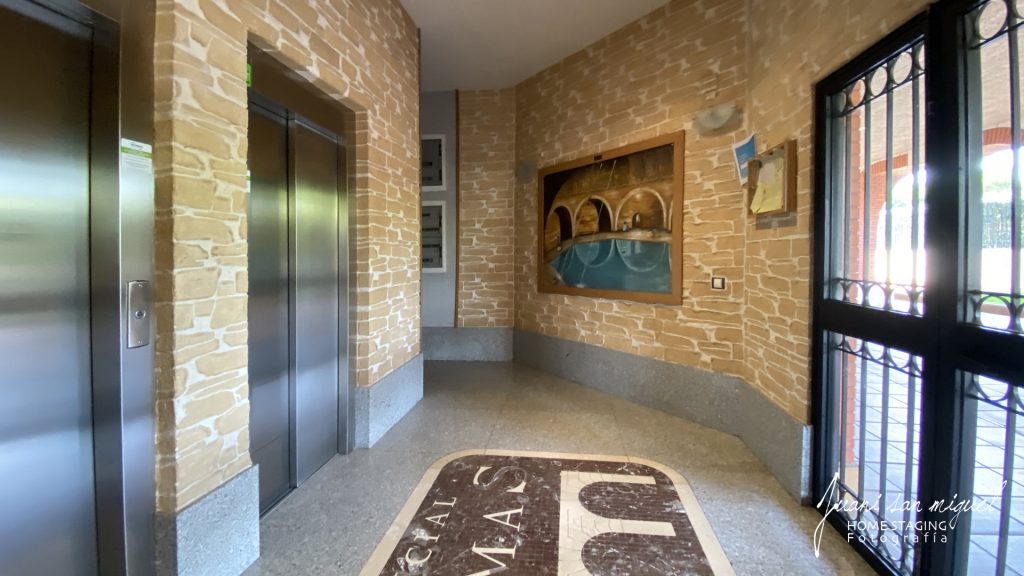 Portal y ascensor de Piso en Venta en Zona Portillejo, Logroño