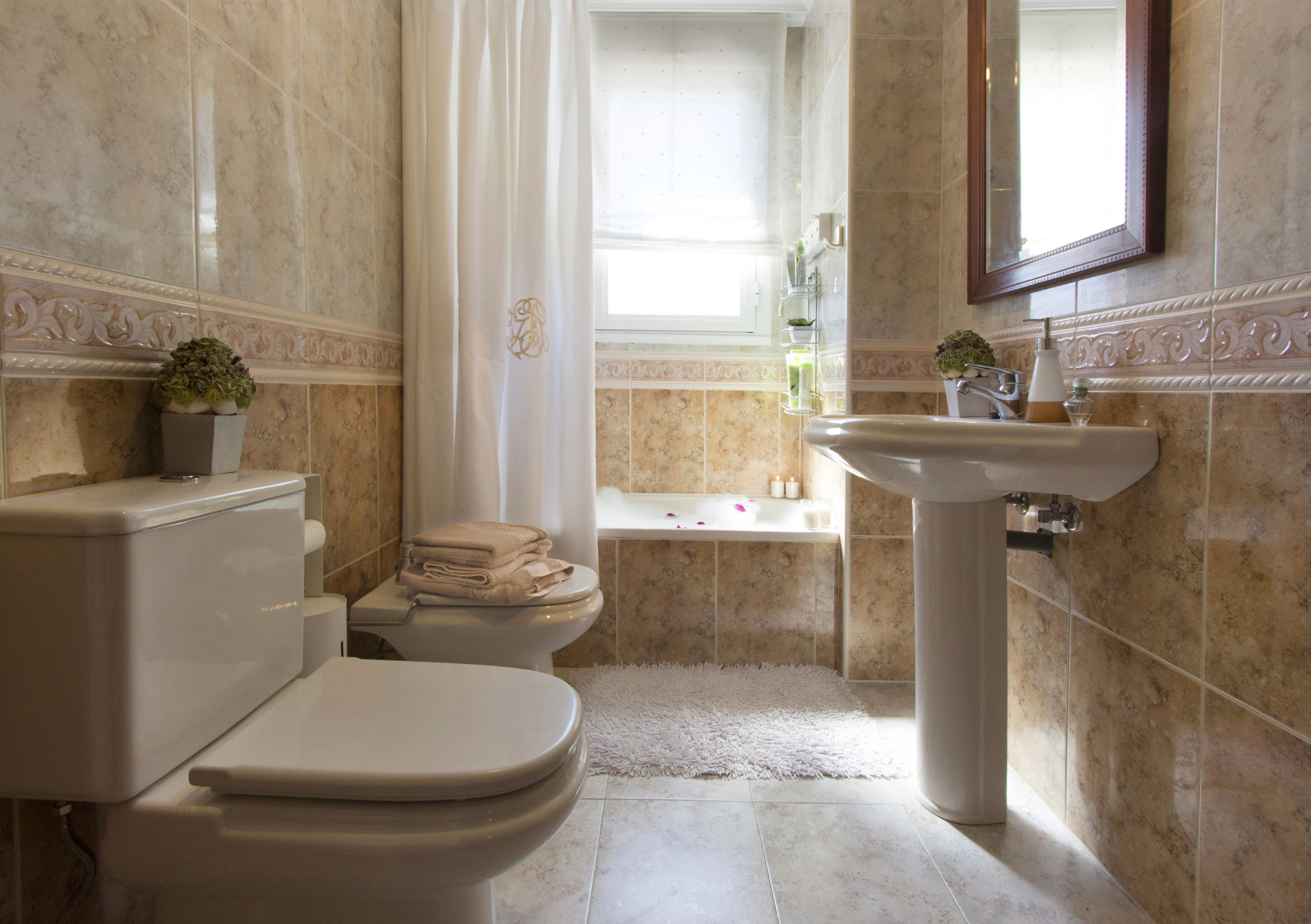 Baño completo en apartamento de Portillejo