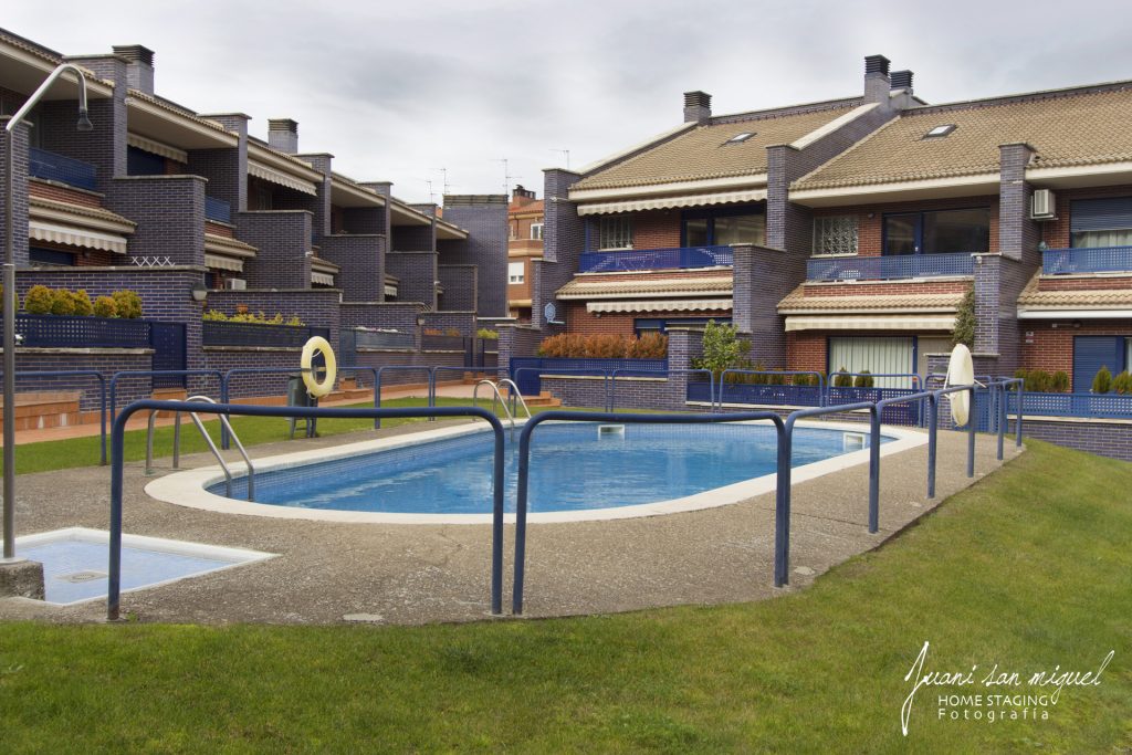 Zona común con piscina en Unifamiliar en Venta en Lardero