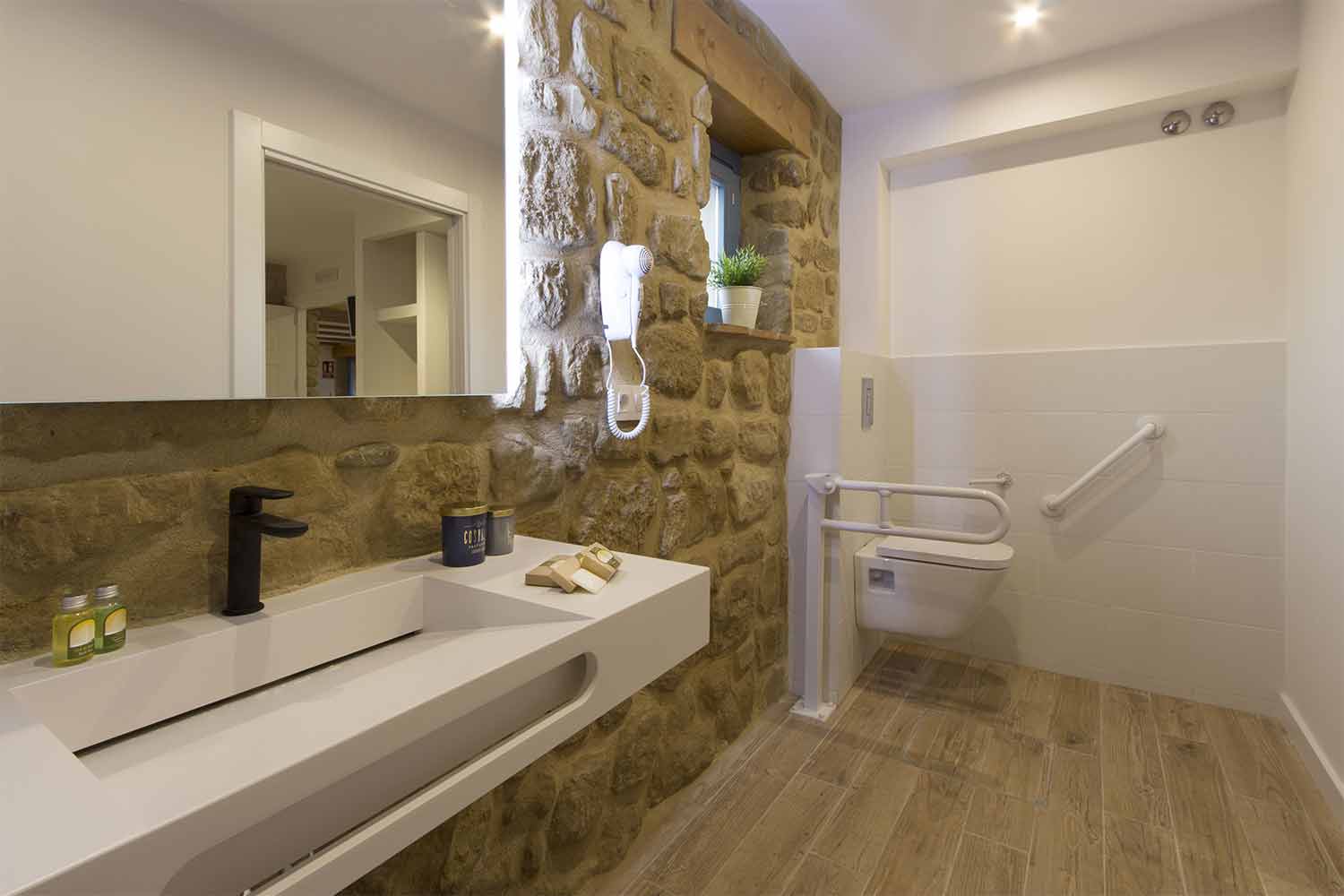 Baño de habitación Mendribal en casa rural de Rodezno (La Rioja)