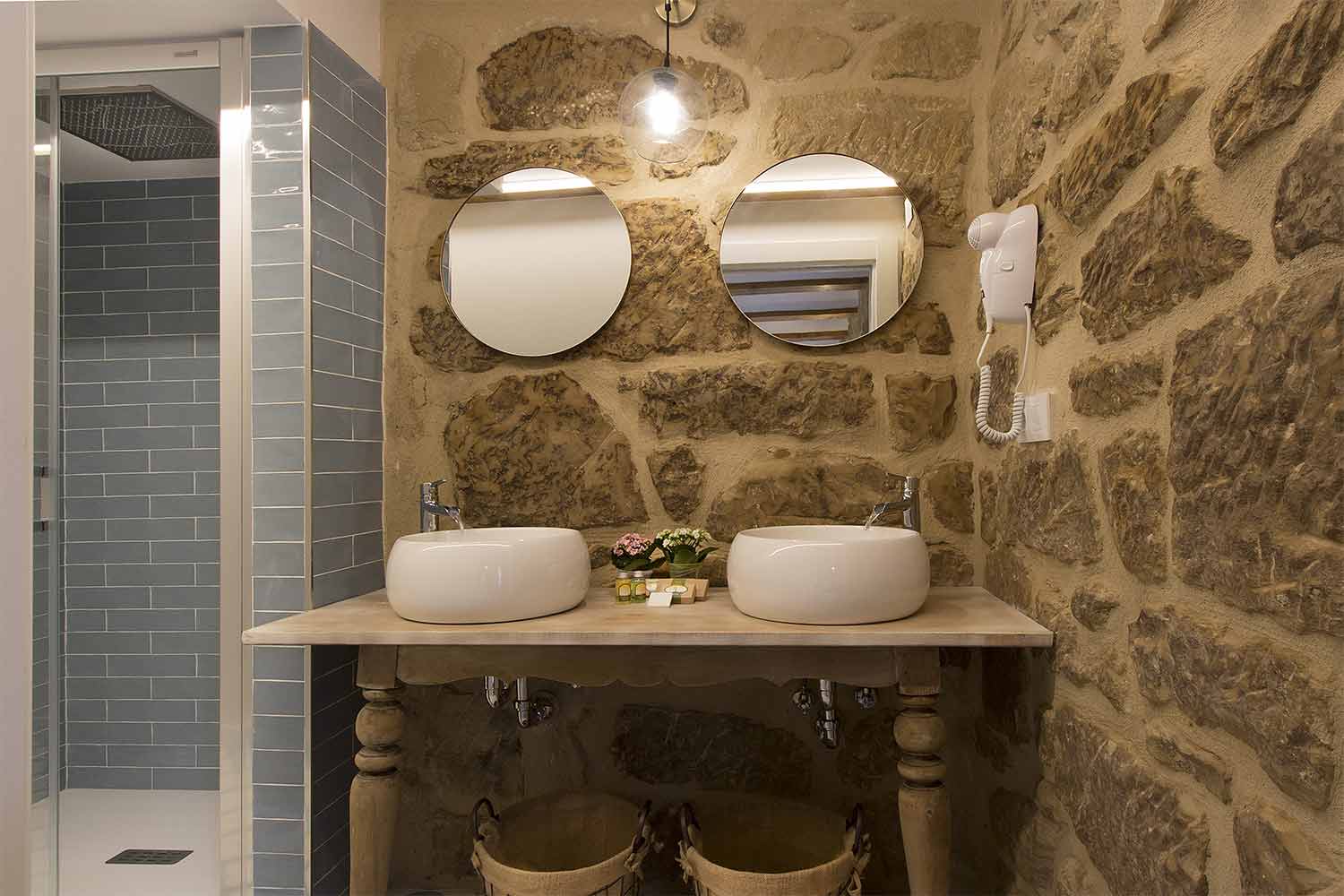 Baño de habitación Mayurita en casa rural de Rodezno (La Rioja)