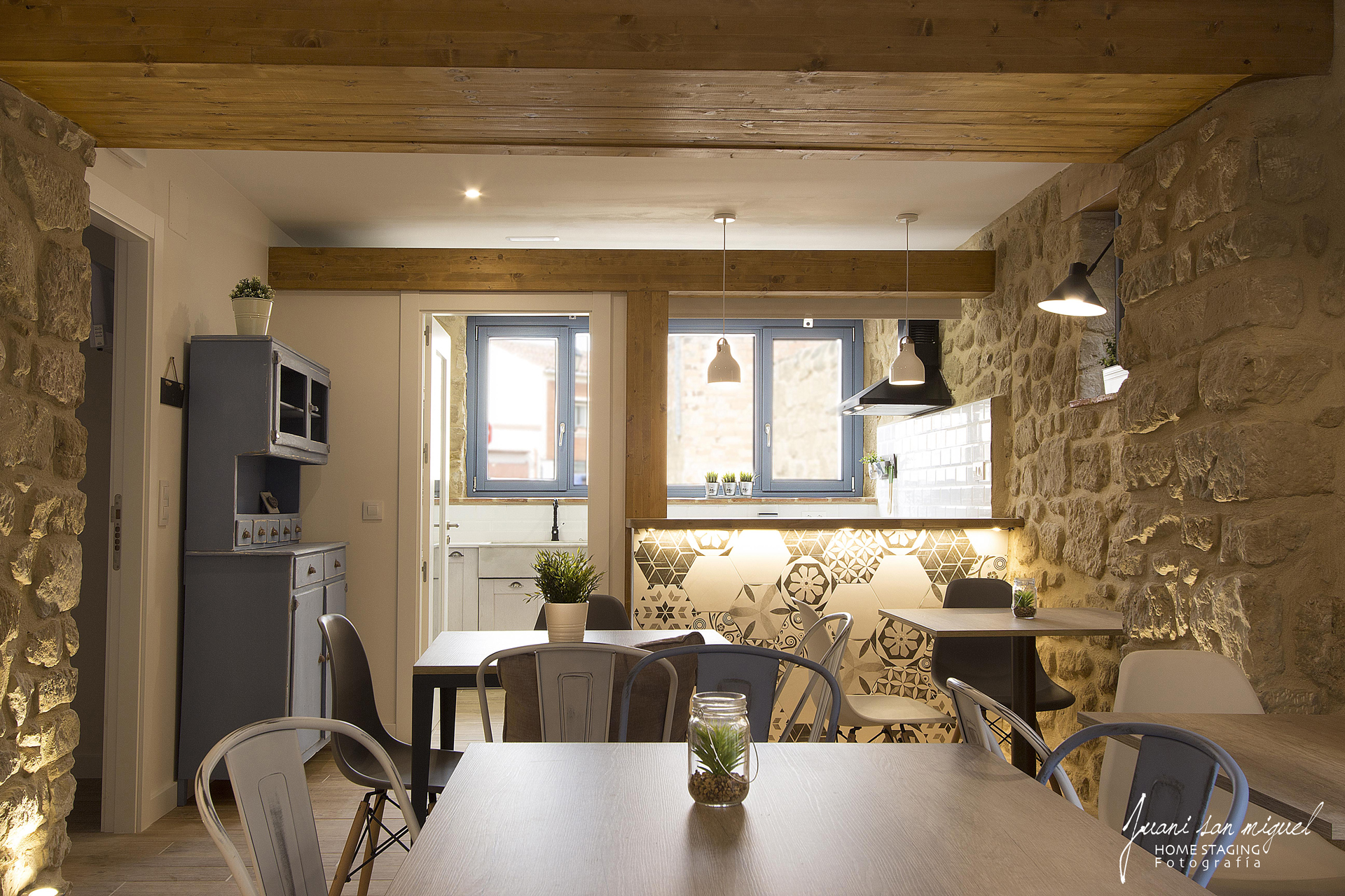 Comedor y cocina en casa rural de Rodezno (La Rioja)